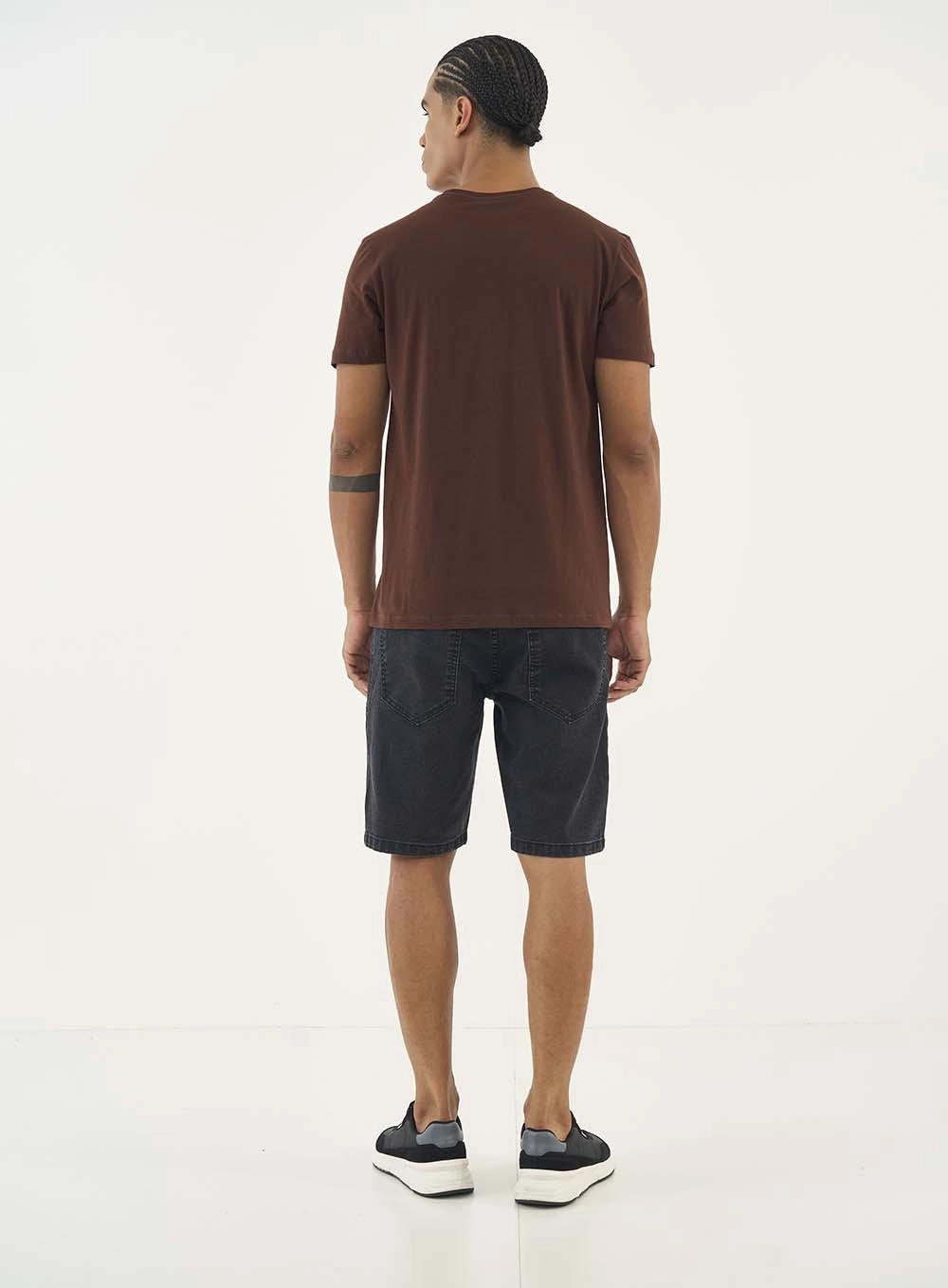 Camiseta Comfy Placa Com Logo Marrom