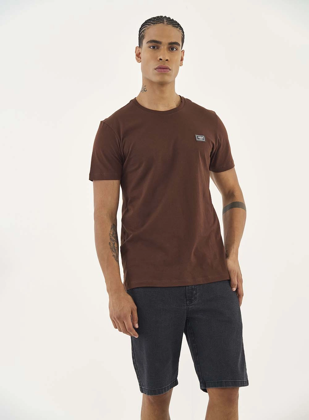 Camiseta Comfy Placa Com Logo Marrom