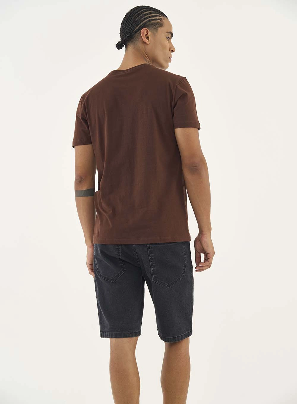 Camiseta Comfy Placa Com Logo Marrom
