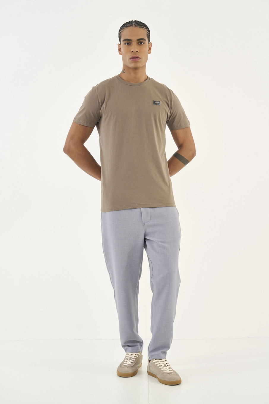 Camiseta Slim Placa Com Logo Bege Cinzas
