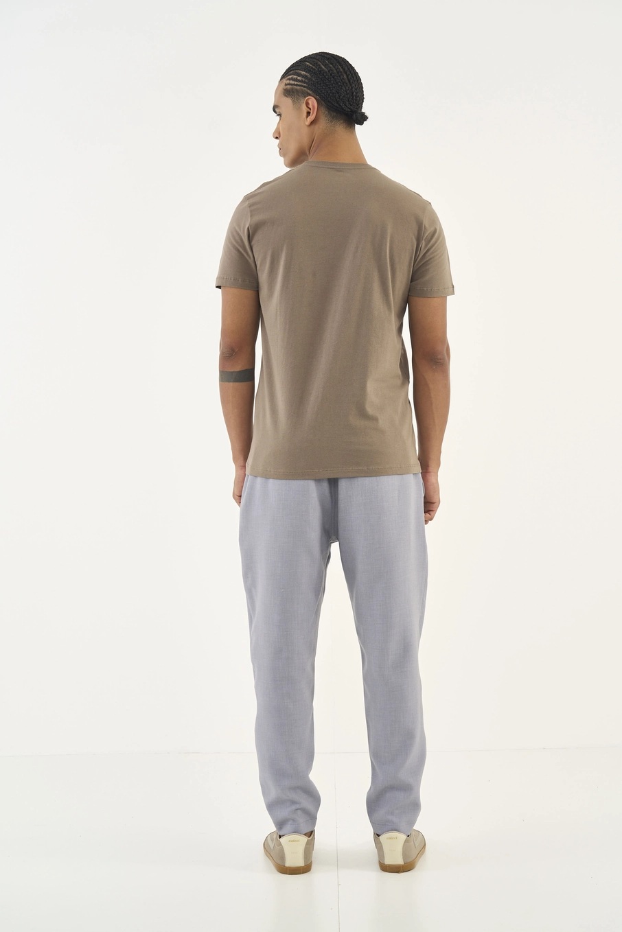 Camiseta Slim Placa Com Logo Bege Cinzas