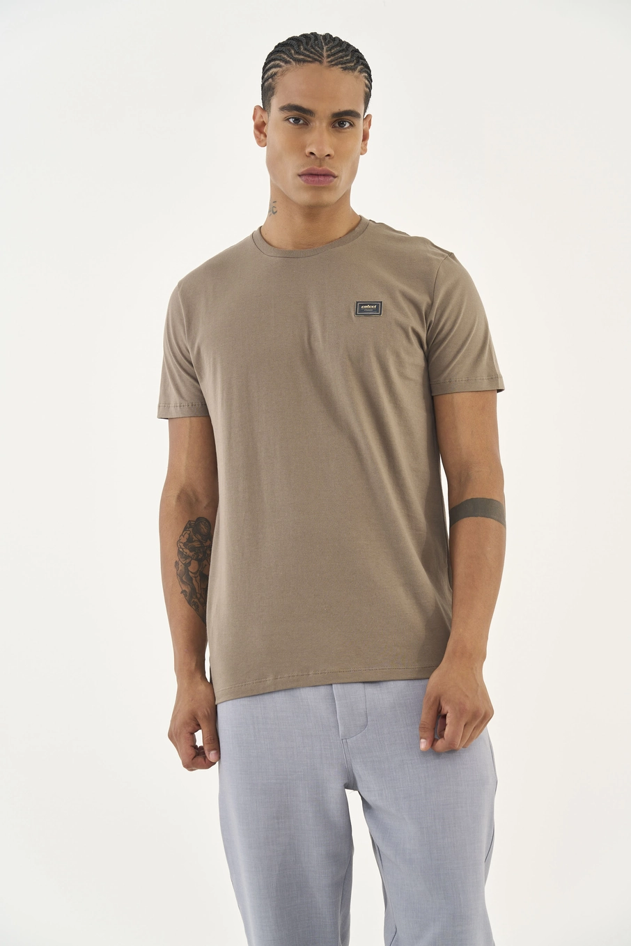 Camiseta Slim Placa Com Logo Bege Cinzas