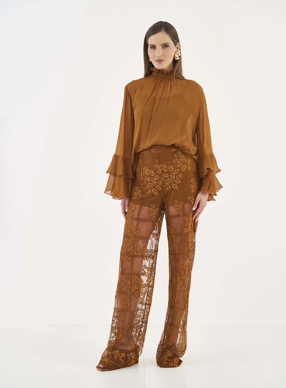 Blusa Fuida Manga Longa Com Babados E Gola Alta Marrom