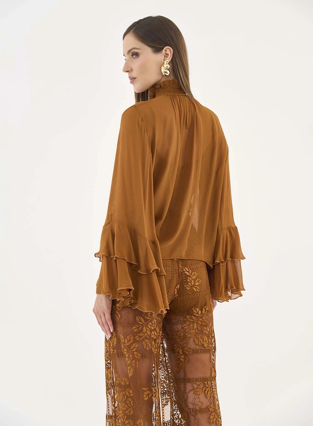 Blusa Fuida Manga Longa Com Babados E Gola Alta Marrom