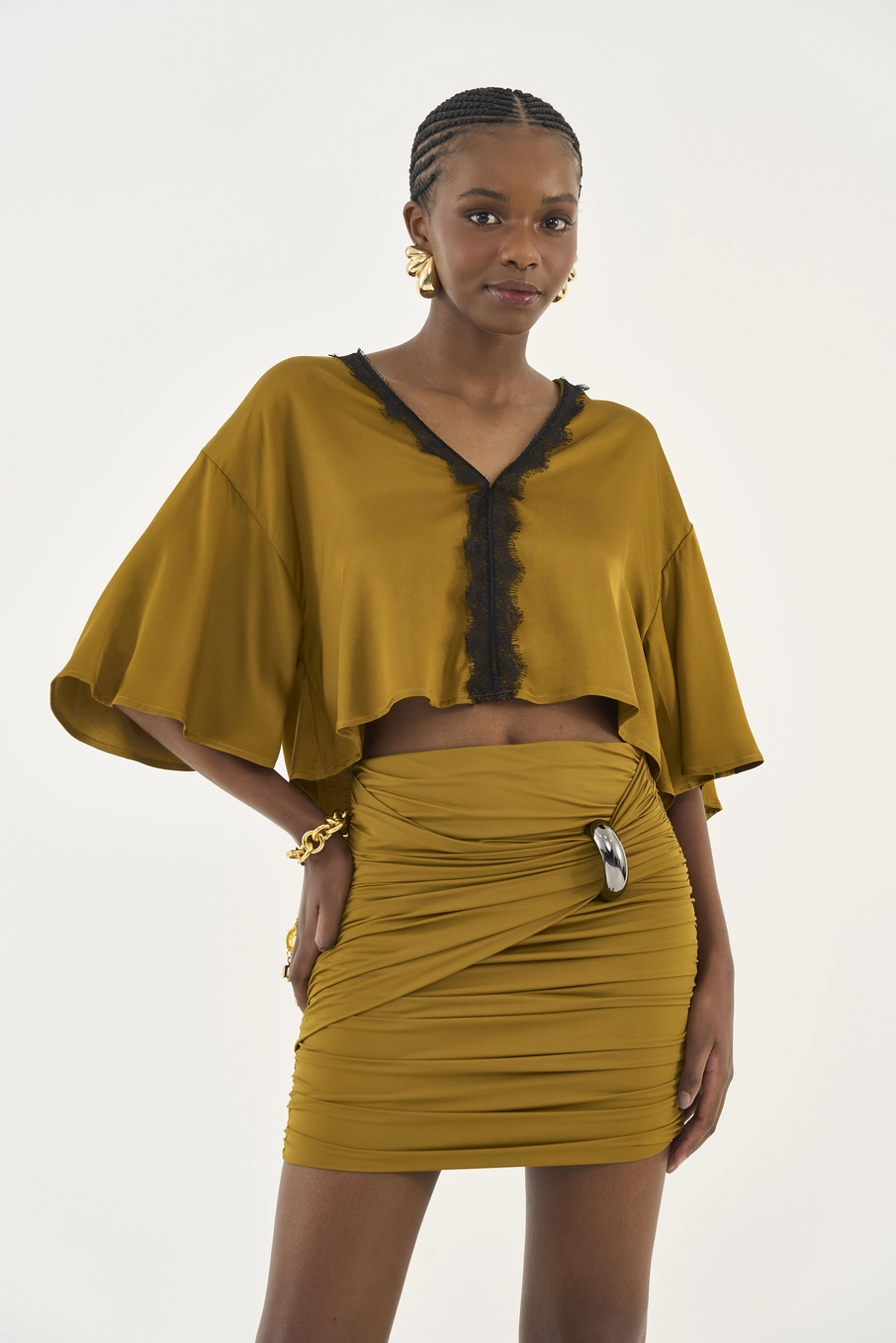 Blusa Ampla Acetinada Com Detalhe Em Renda Marrom