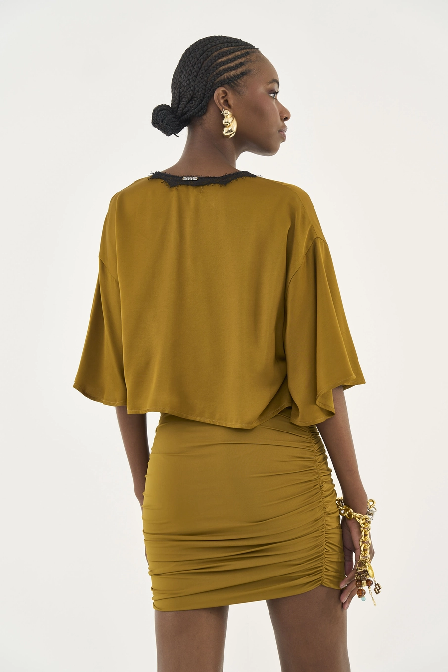 Blusa Ampla Acetinada Com Detalhe Em Renda Marrom