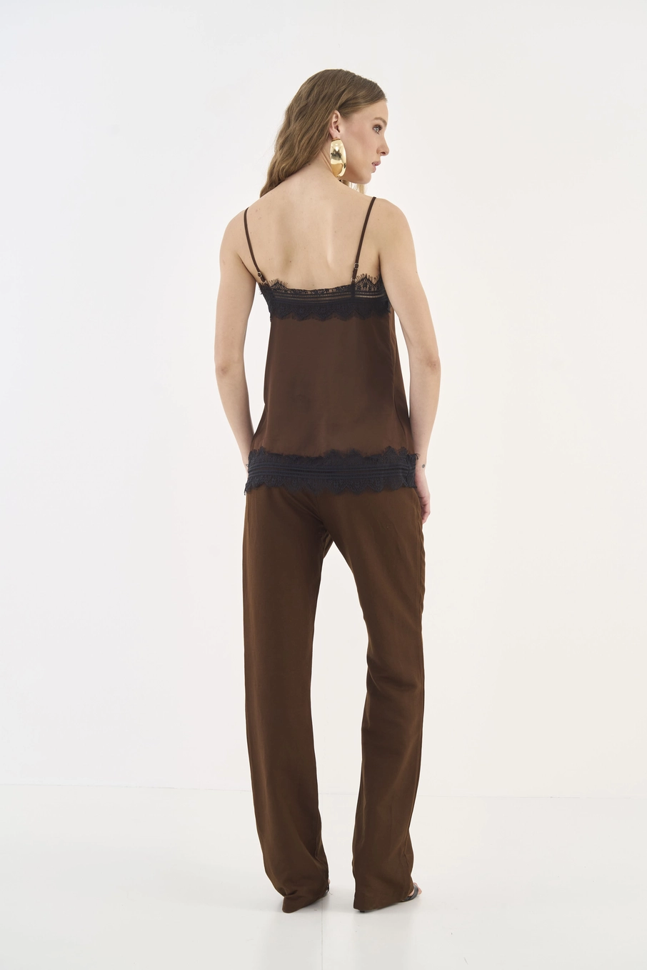 Blusa Acetinada Com Aplicação De Renda Marrom