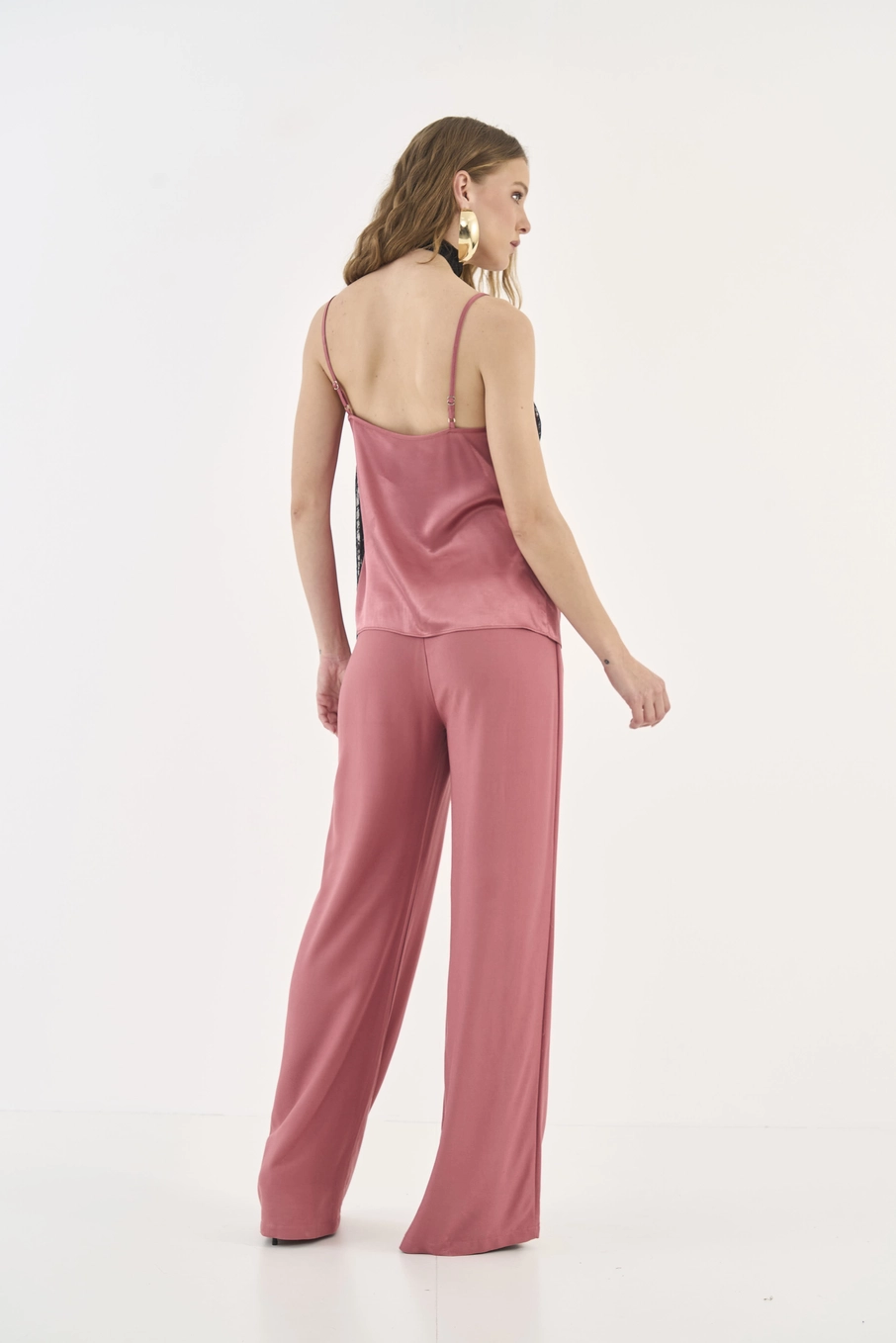 Blusa Comfort Acetinada Com Detalhe Em Renda Rosa