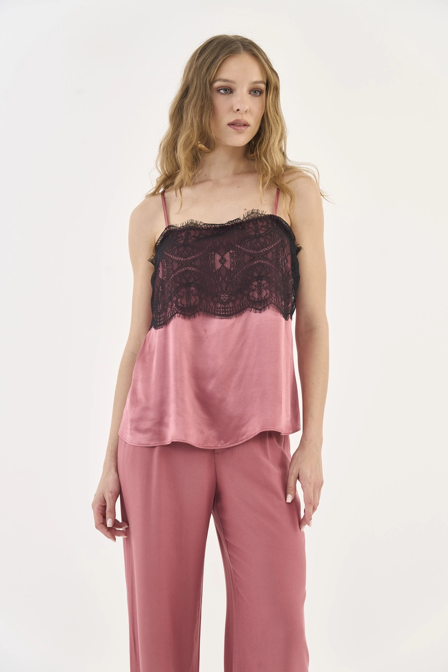 Blusa Comfort Acetinada Com Detalhe Em Renda Rosa