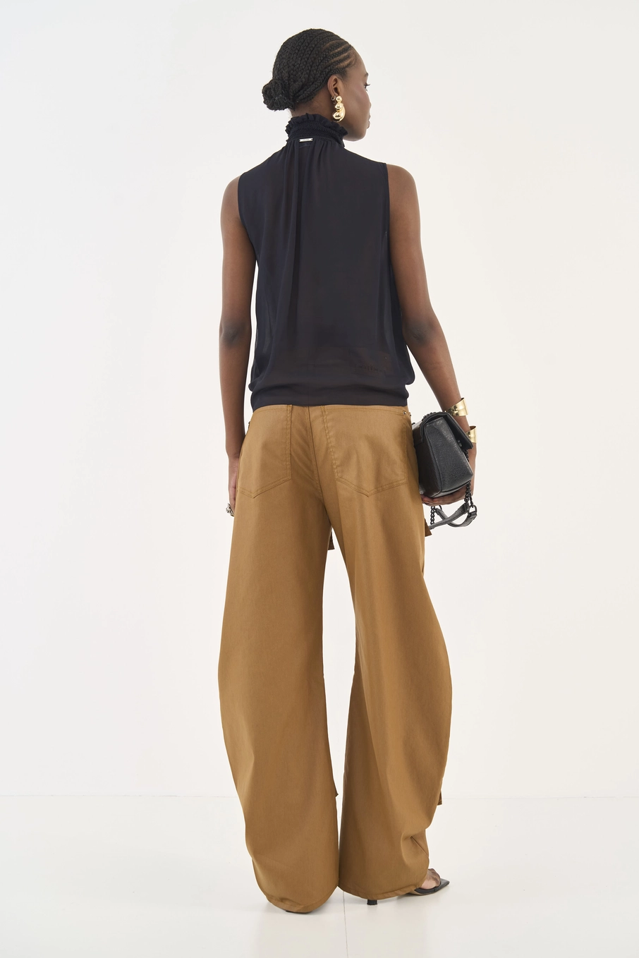 Blusa Fluida Comfort Gola Alta Preto