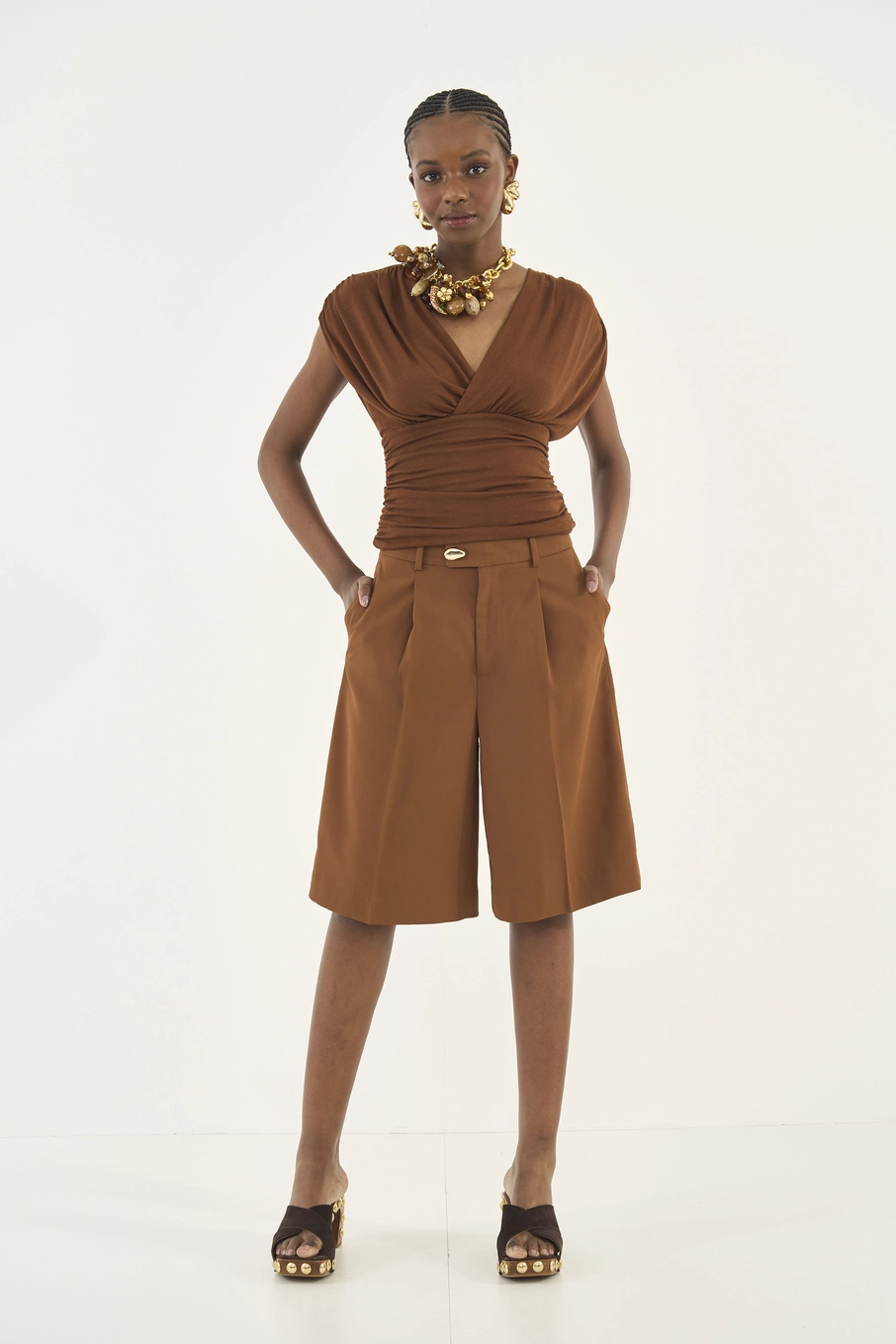 Blusa Slim Com Franzido E Decote Transpassado Marrom