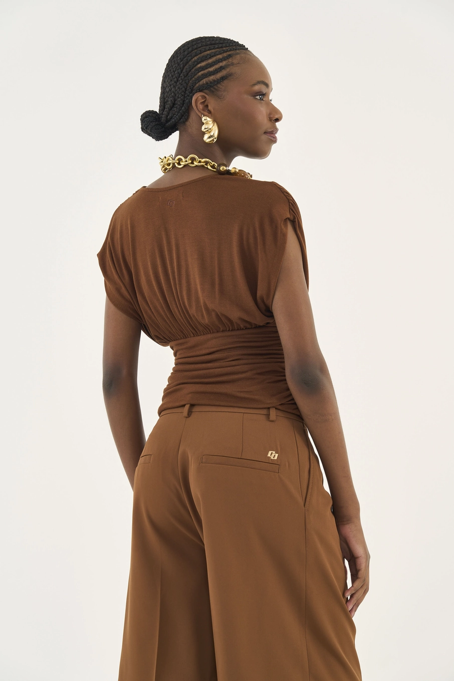 Blusa Slim Com Franzido E Decote Transpassado Marrom