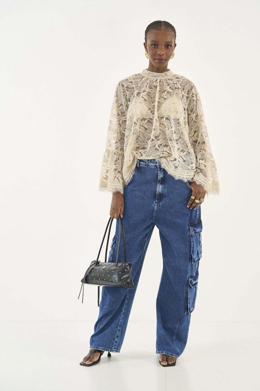 Blusa Solta Manga Longa Com Renda Bege