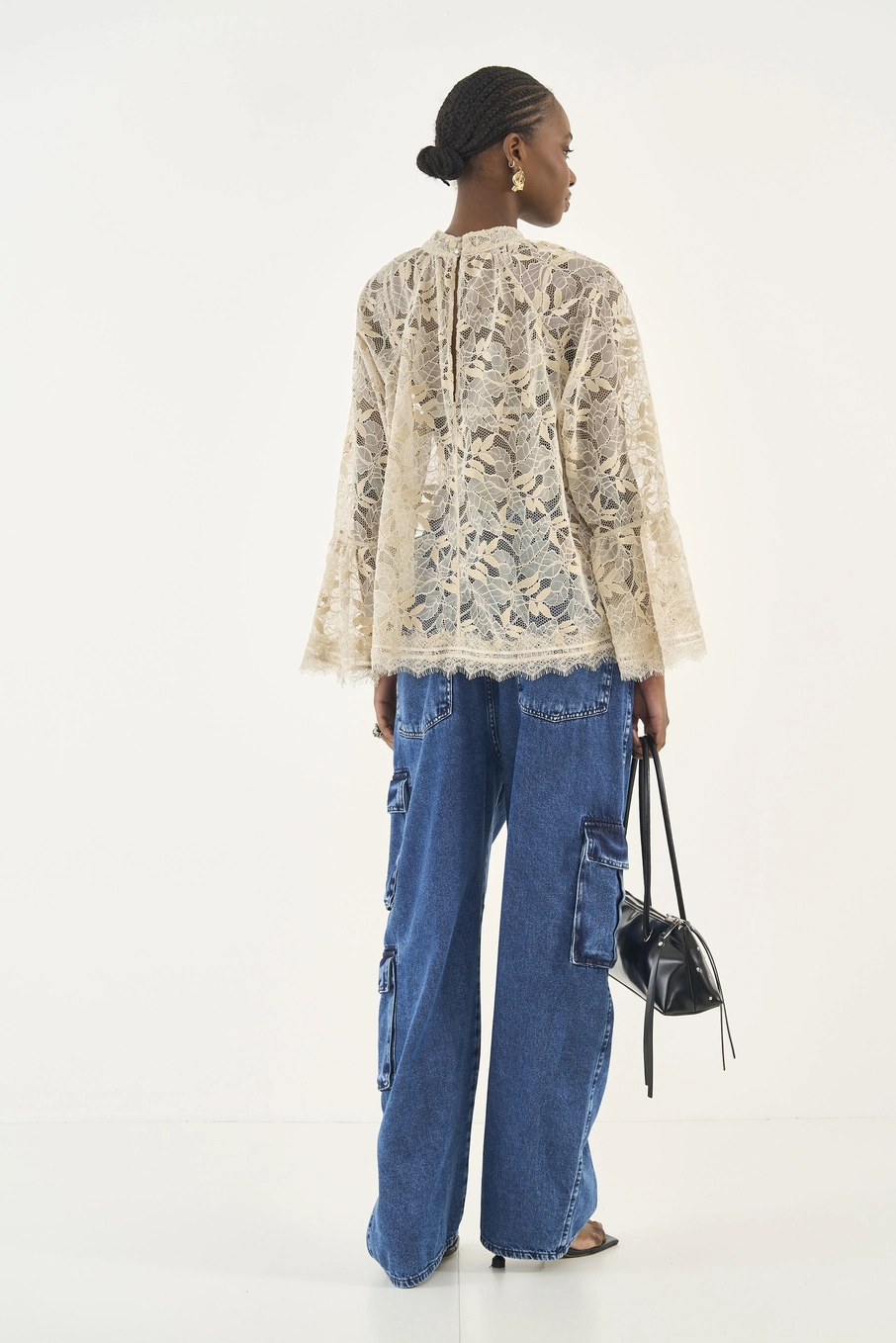 Blusa Solta Manga Longa Com Renda Bege