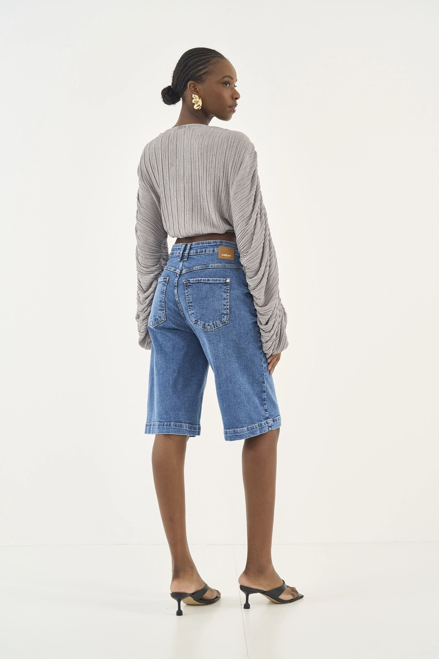 Blusa Cropped Plissada Metalizada Cinza