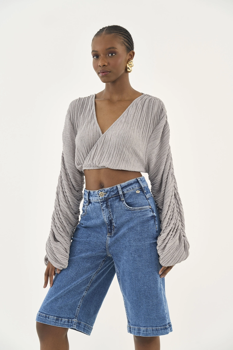 Blusa Cropped Plissada Metalizada Cinza