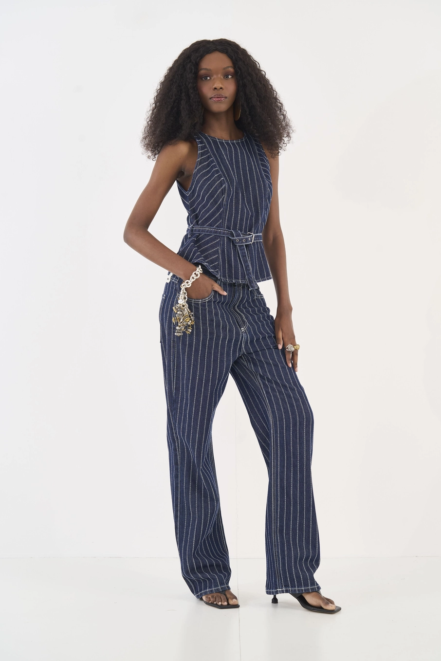 Blusa Jeans Listrada Com Cinto Estampados