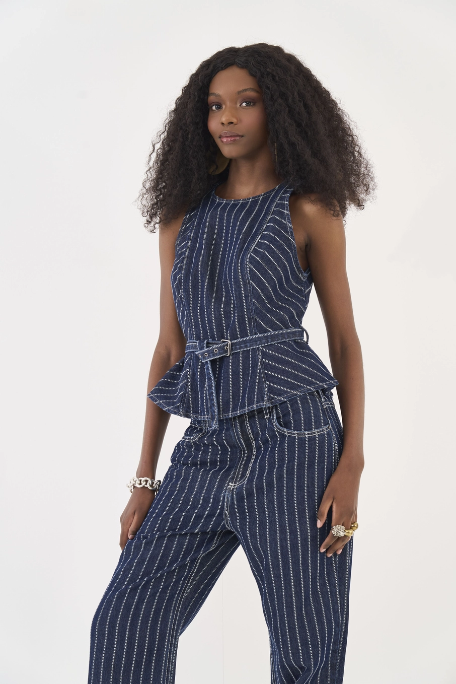 Blusa Jeans Listrada Com Cinto Estampados