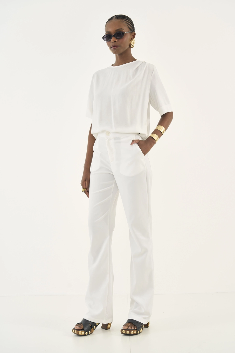 Blusa Comfort Com Detalhe Em Prega No Ombro Off Shell