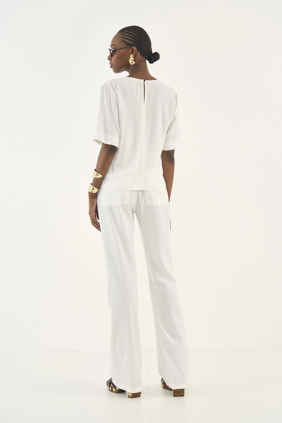 Blusa Comfort Com Detalhe Em Prega No Ombro Off Shell