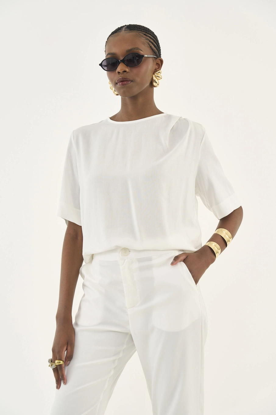 Blusa Comfort Com Detalhe Em Prega No Ombro Off Shell