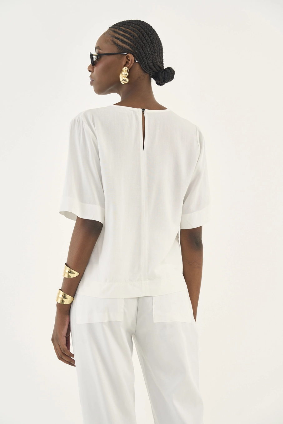 Blusa Comfort Com Detalhe Em Prega No Ombro Off Shell