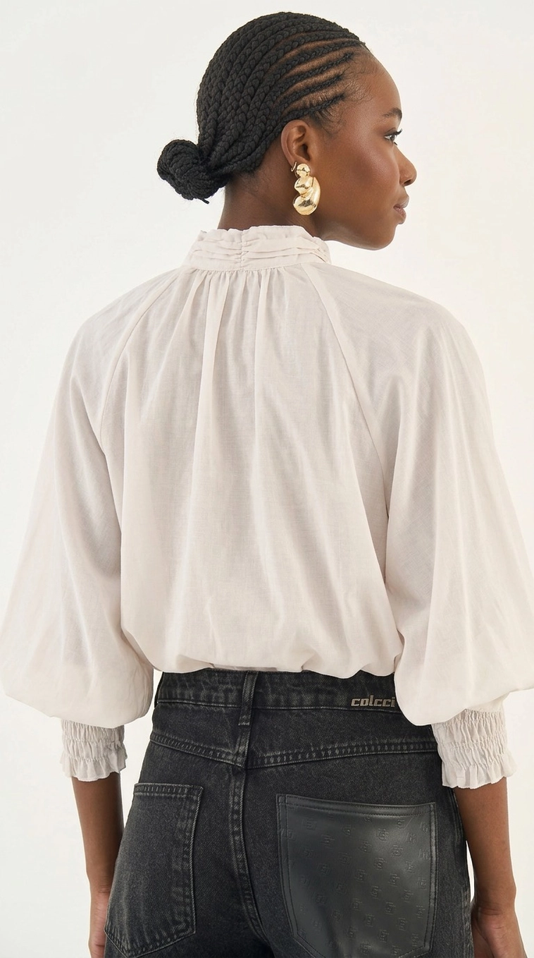 Blusa Ampla Mangas Bufantes E Babados Nas Costas Bege