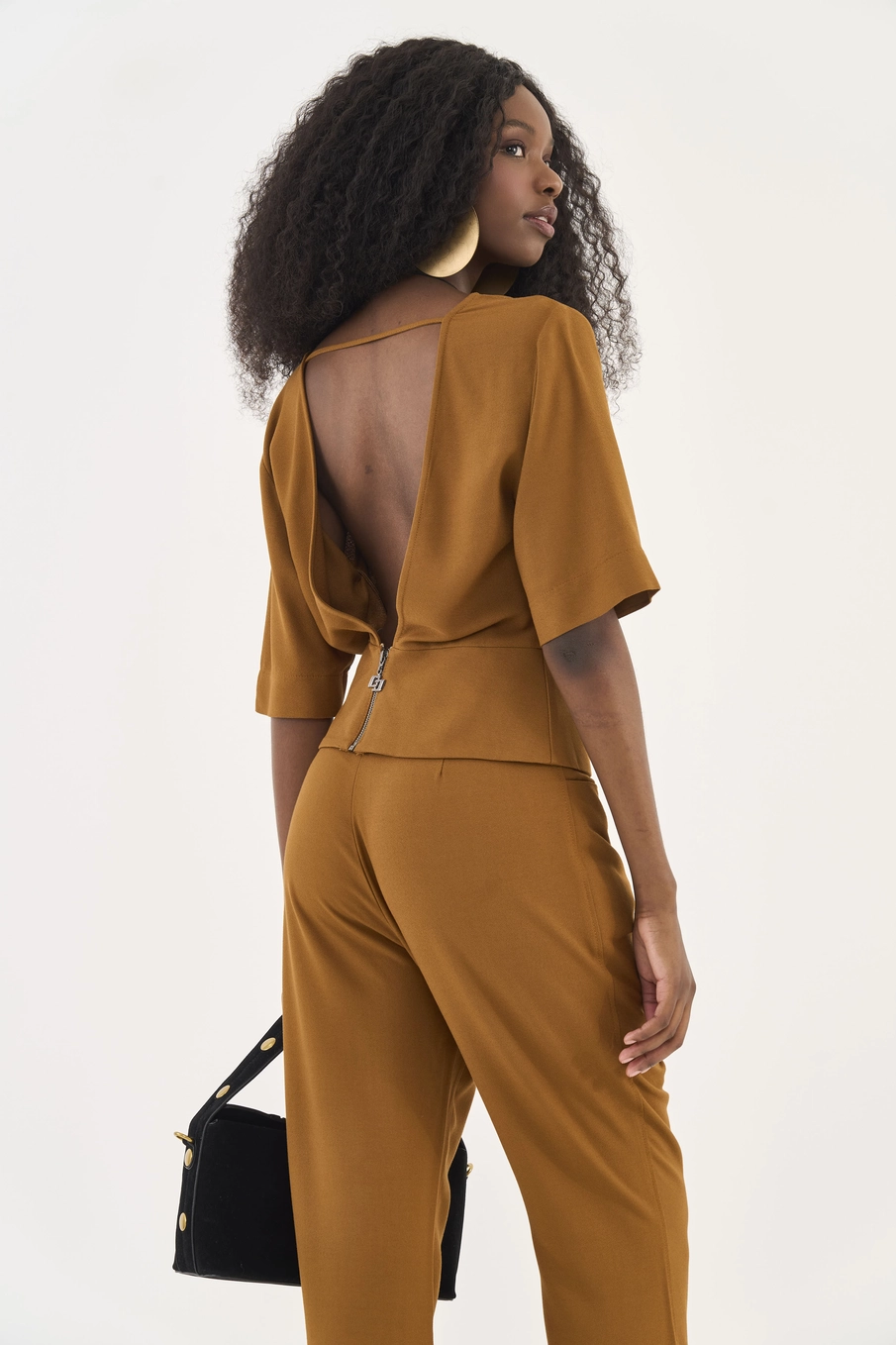 Blusa Comfort Com Pregas E Vazado Costas Marrom