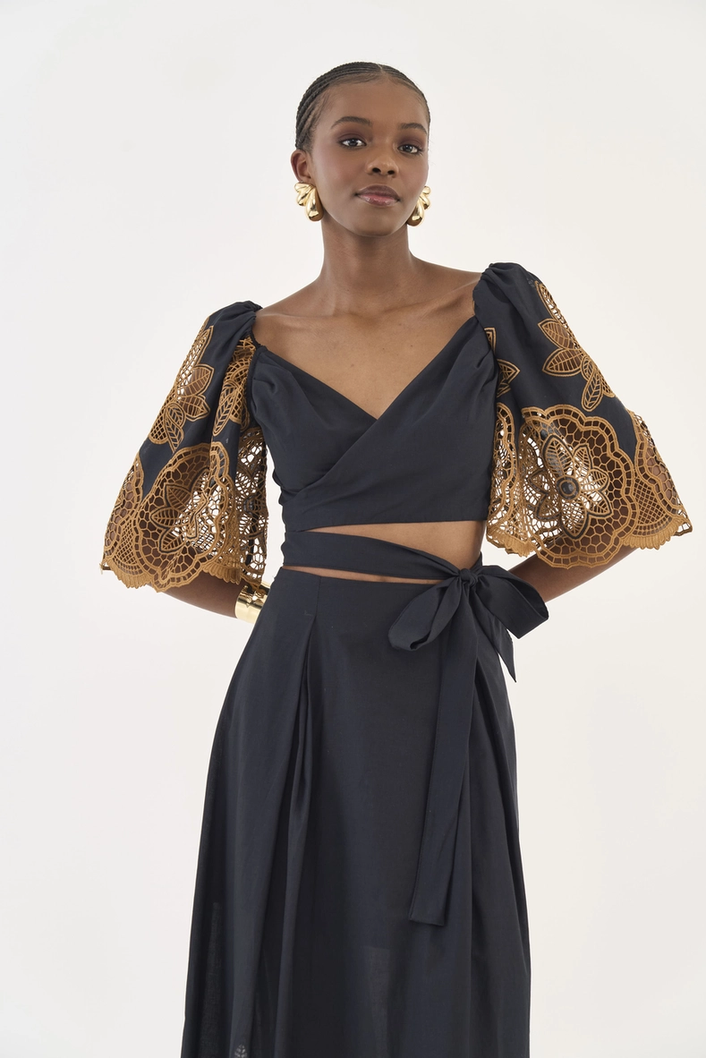 Blusa Encurtada Com Bordado E Amarração