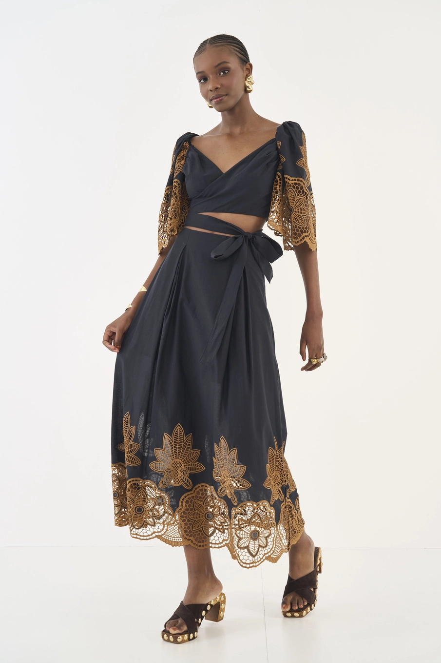 Blusa Encurtada Com Bordado E Amarração Preto