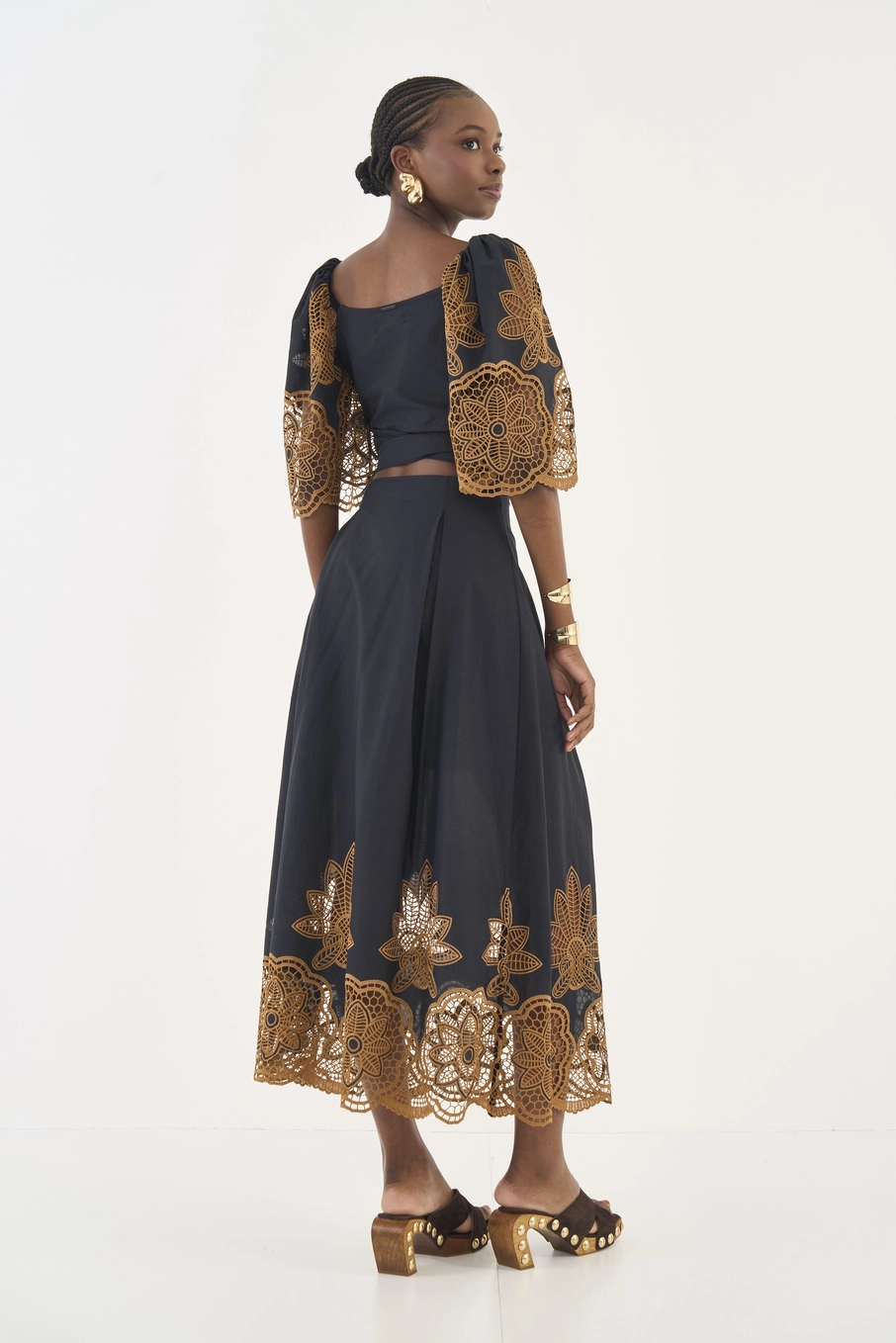 Blusa Encurtada Com Bordado E Amarração Preto
