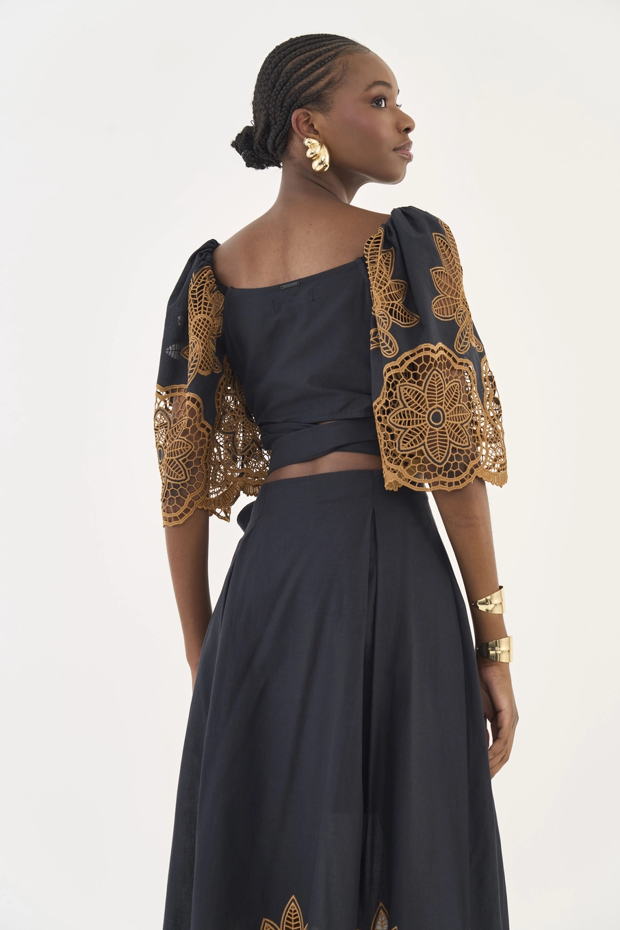 Blusa Encurtada Com Bordado E Amarração Preto