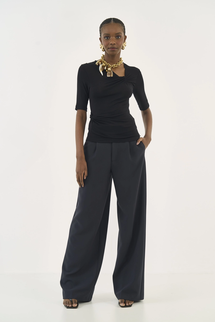 Blusa Slim Assimétrica Com Nó Preto