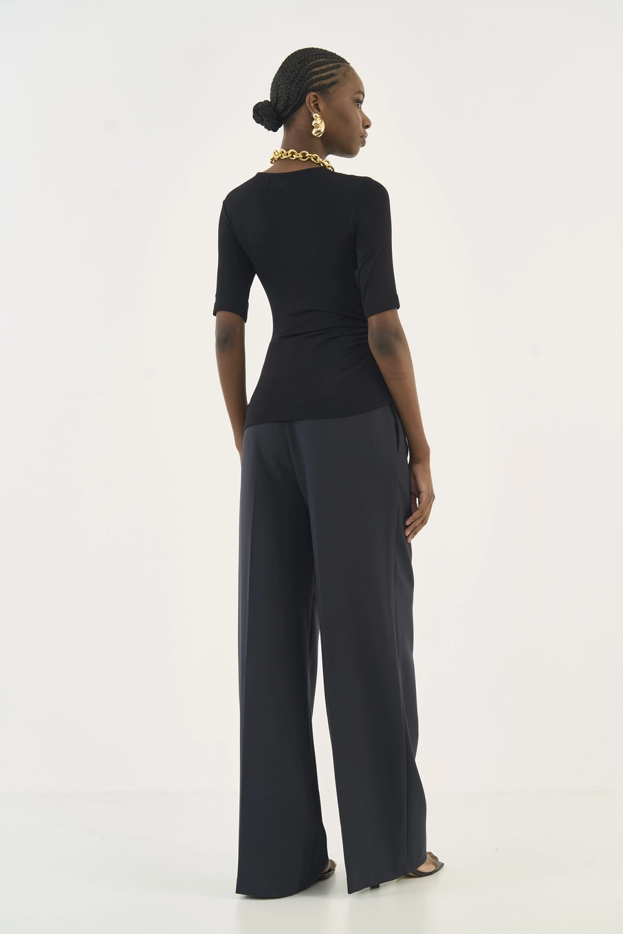 Blusa Slim Assimétrica Com Nó Preto