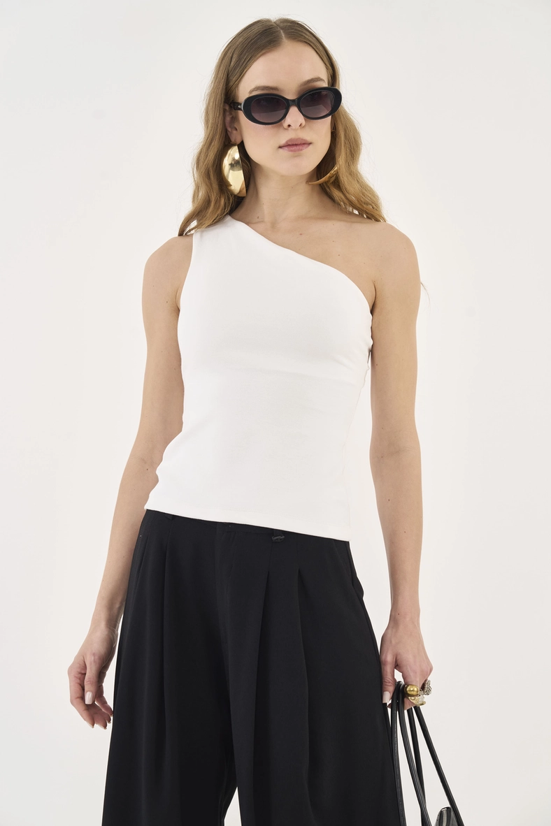 Blusa Assimétrica Com Abertura Costas