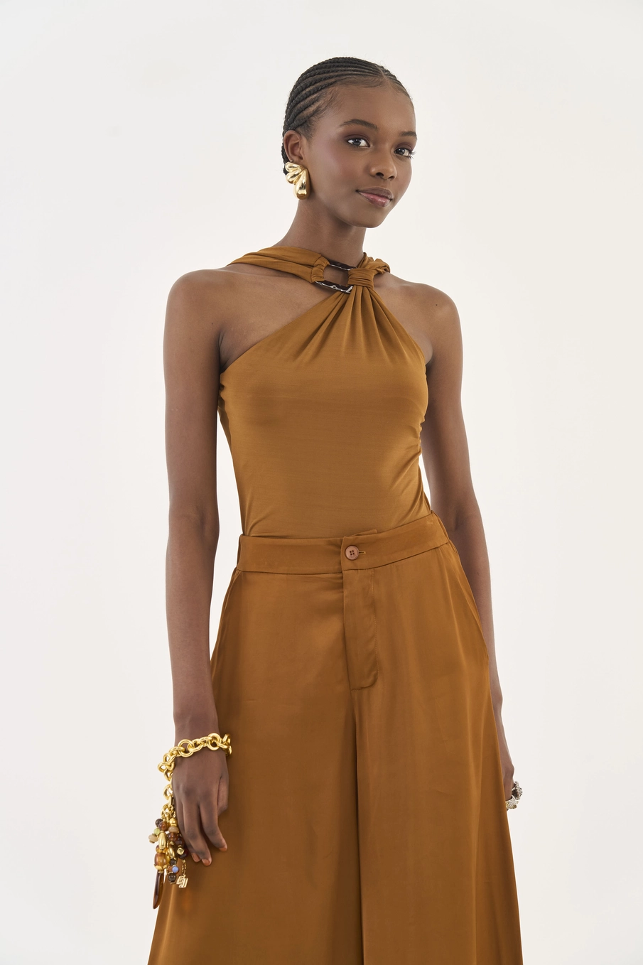 Blusa Slim Com Detalhe Em Metal Marrom