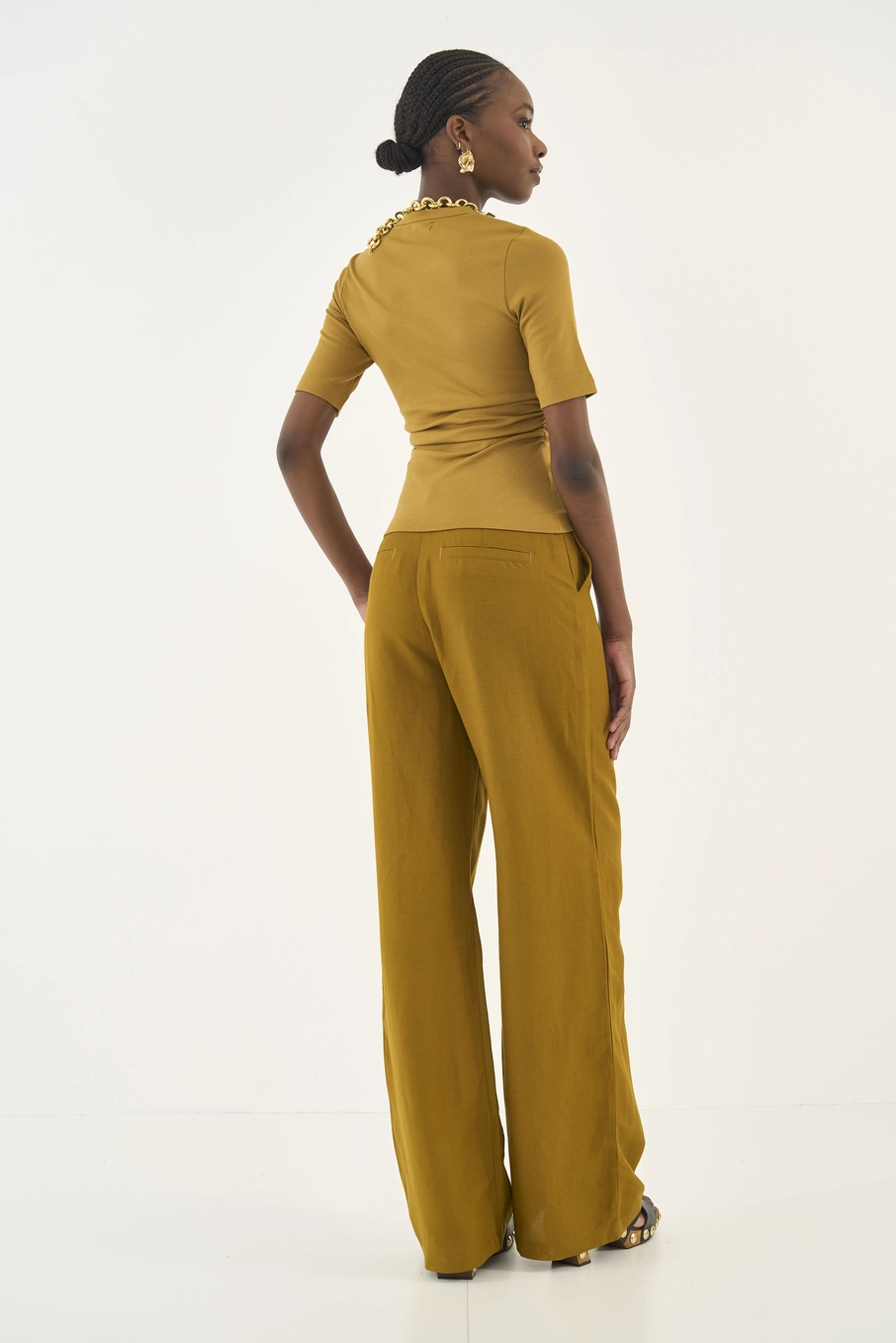 Blusa Slim Basic Manga Curta Marrom Ebbela