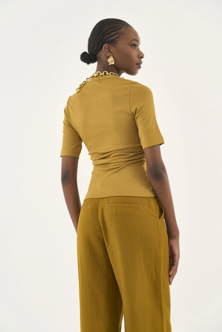 Blusa Slim Basic Manga Curta Marrom Ebbela