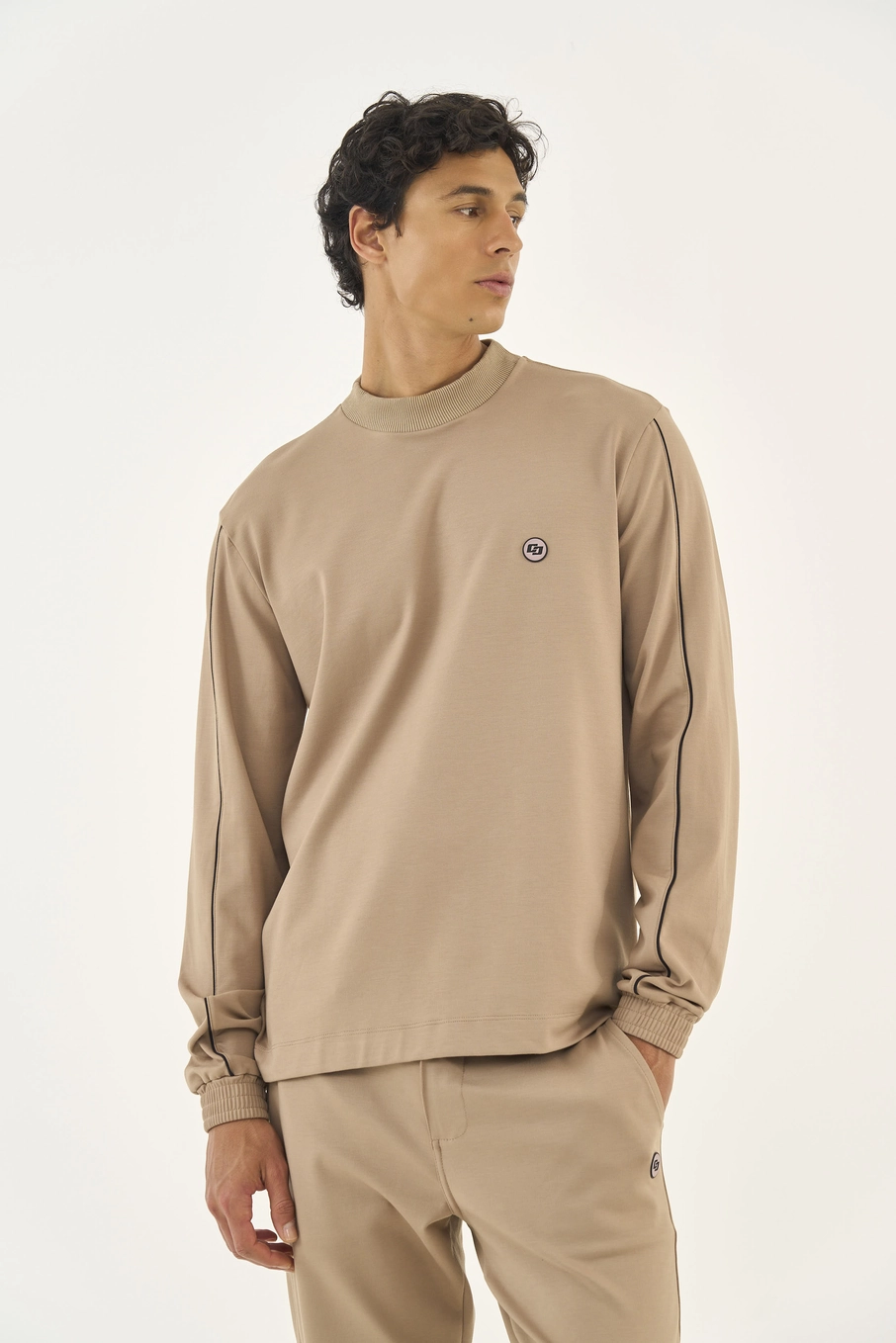 Blusão Slim Com Detalhe Em Logo Minimalista Bege