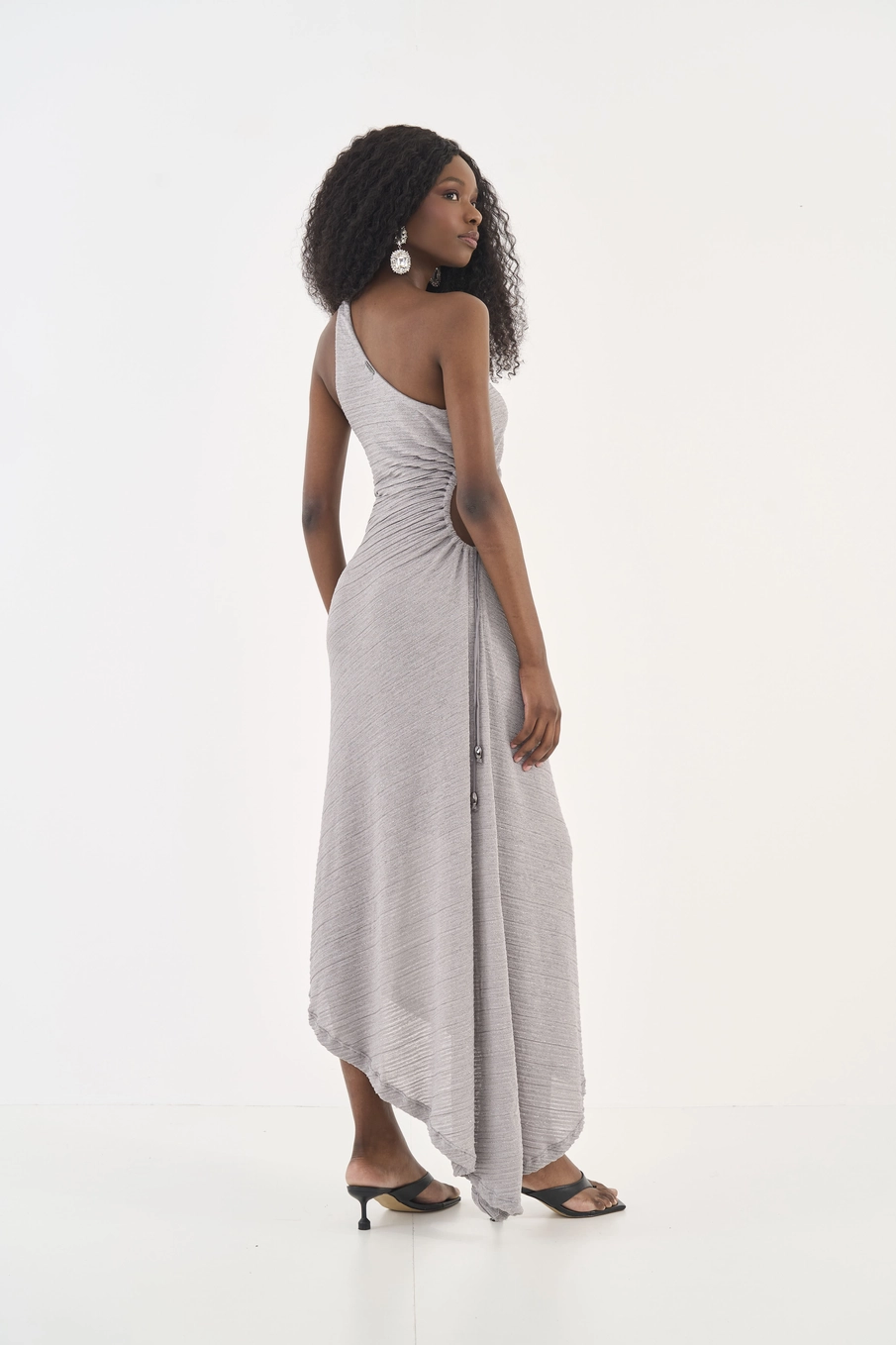 Vestido Plissado Metalizado Assimétrico Cinza
