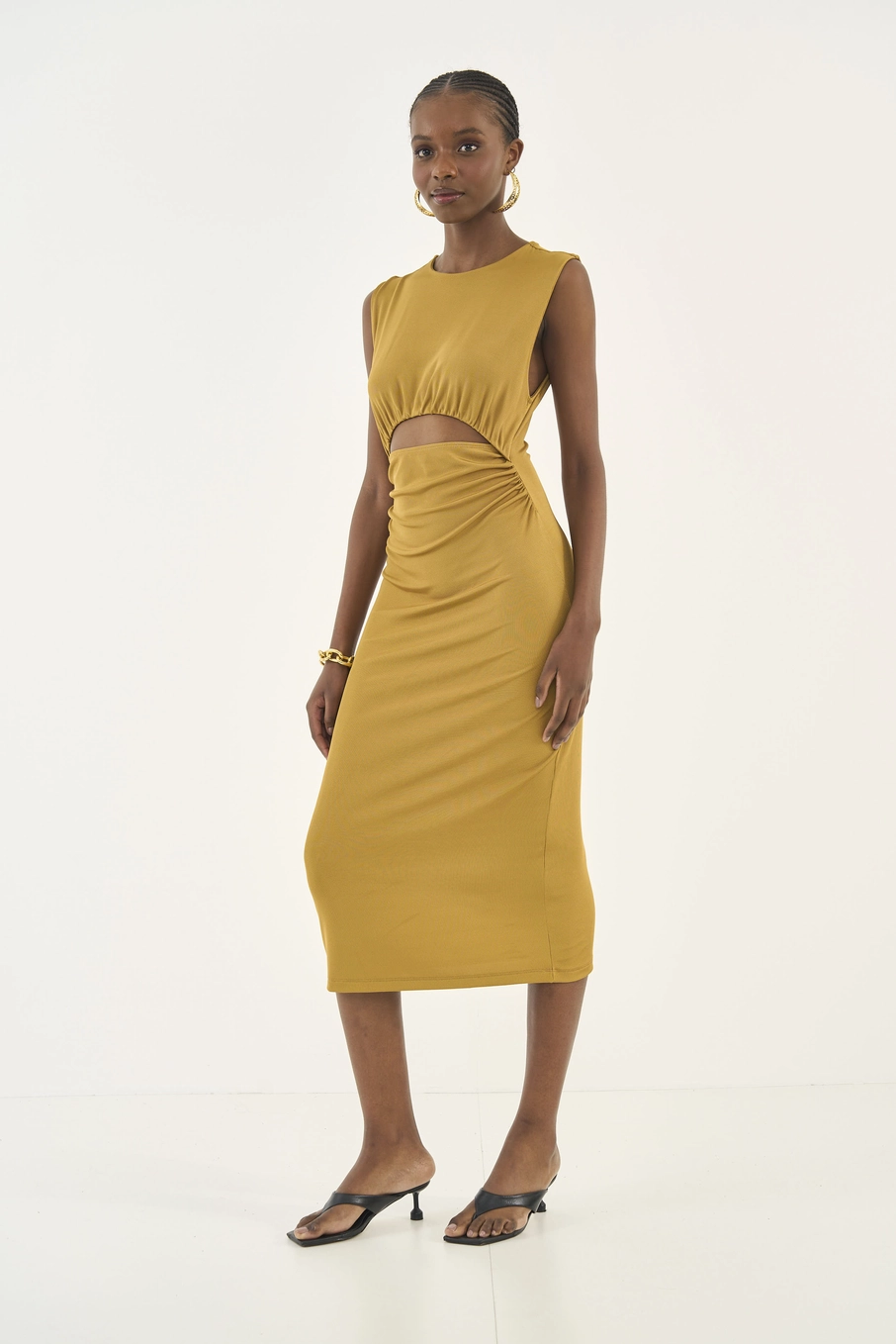 Vestido Midi Com Recorte E Franzido Marrom Ebbela