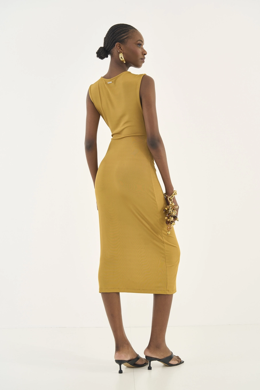 Vestido Midi Com Recorte E Franzido Marrom Ebbela