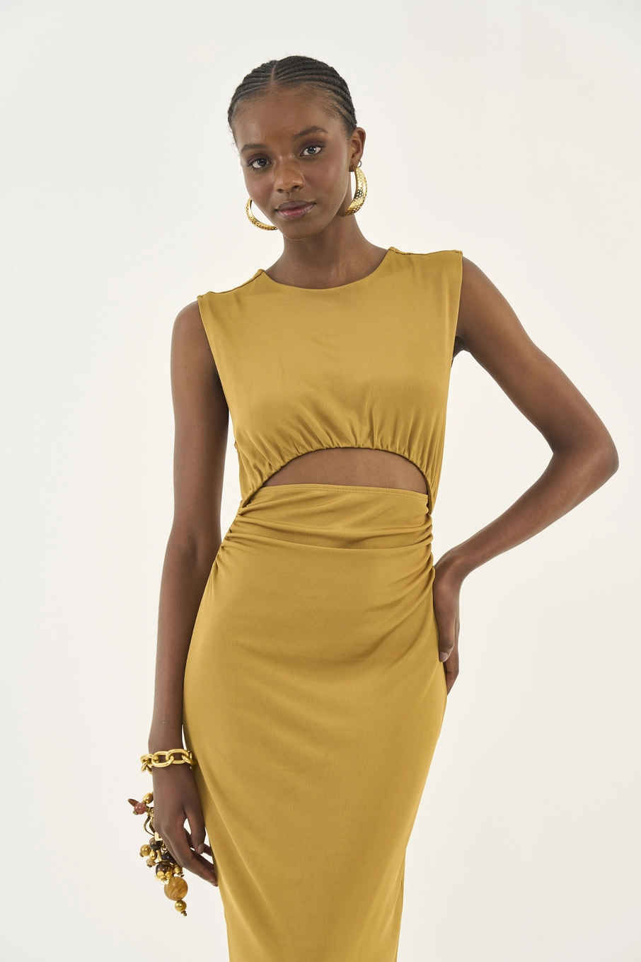 Vestido Midi Com Recorte E Franzido Marrom Ebbela