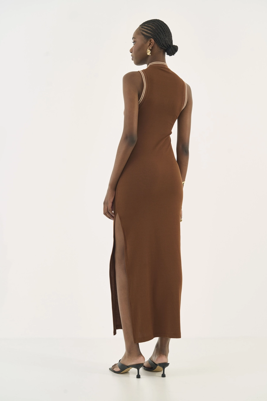 Vestido Midi Comfort Com Fenda Na Barra Marrom