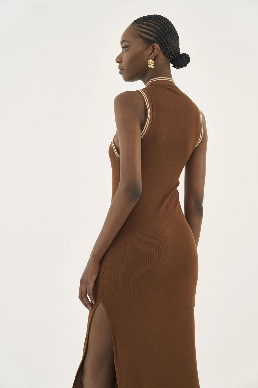 Vestido Midi Comfort Com Fenda Na Barra Marrom