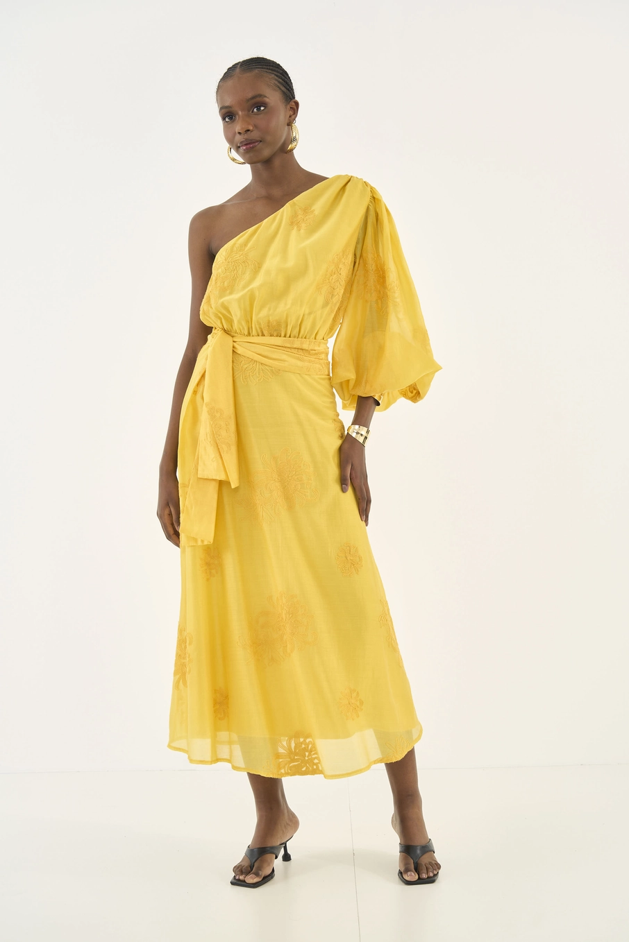 Vestido Uma Manga Bufante Com Detalhe Bordado Amarelo
