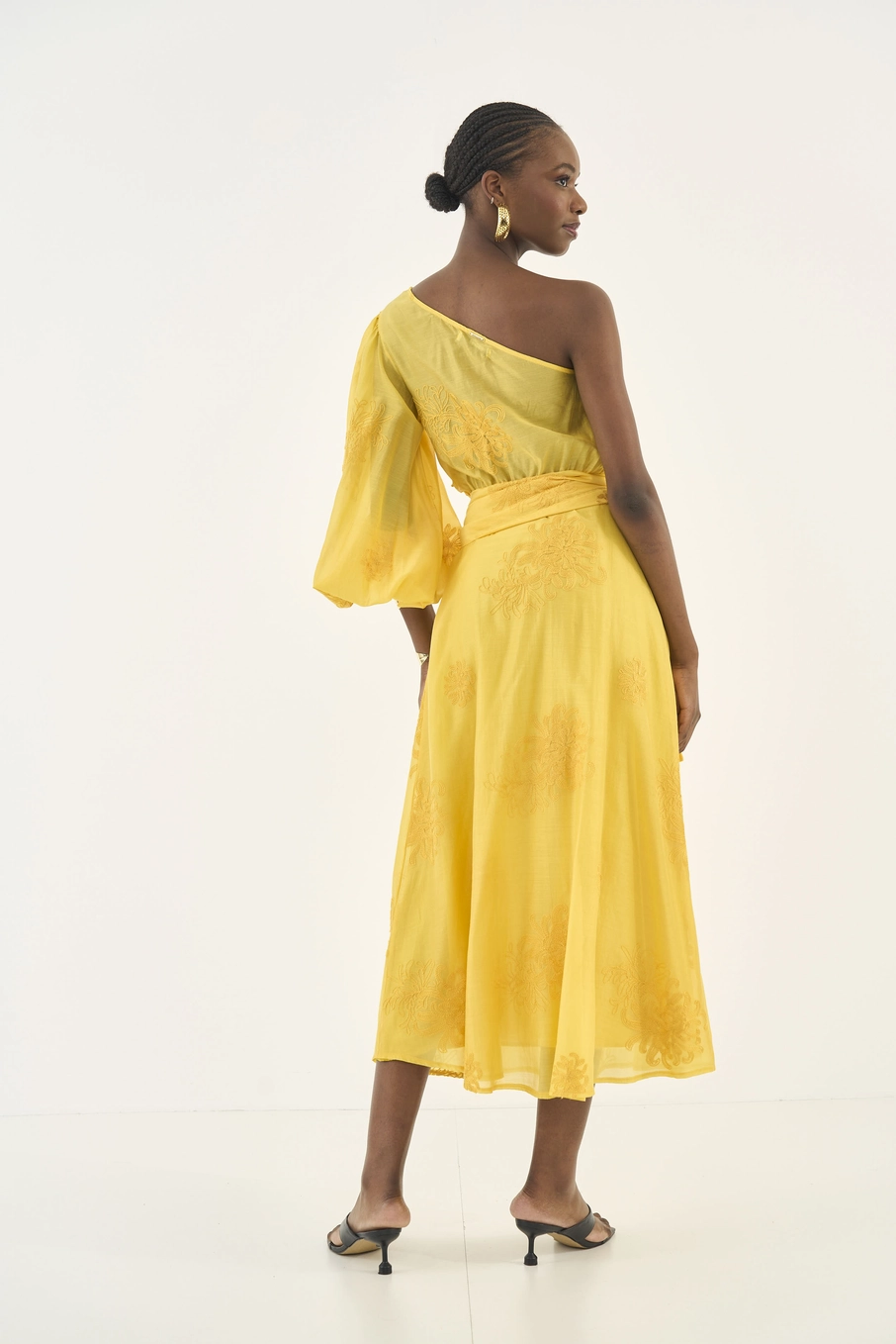 Vestido Uma Manga Bufante Com Detalhe Bordado Amarelo