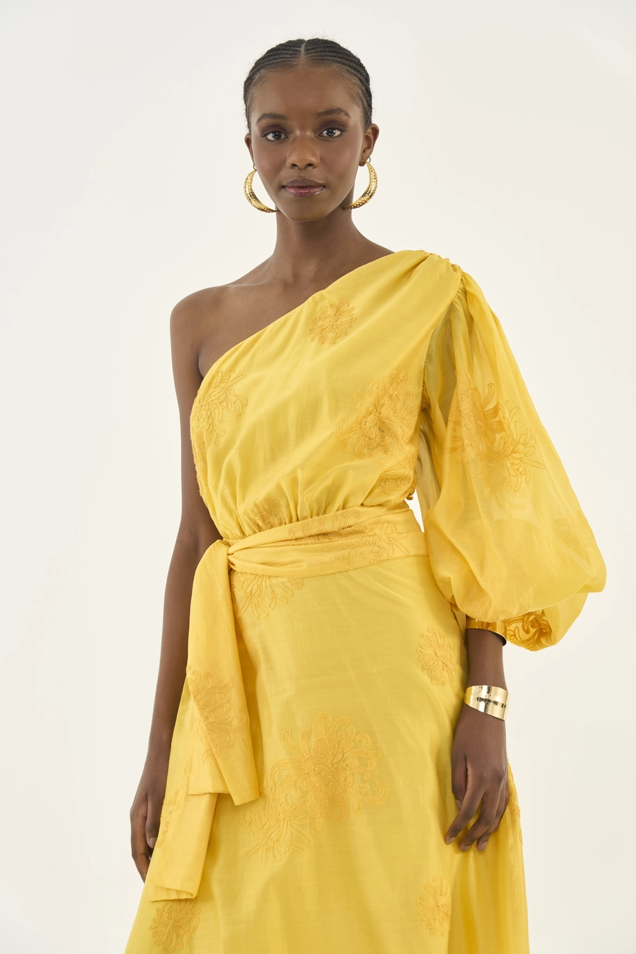 Vestido Uma Manga Bufante Com Detalhe Bordado Amarelo