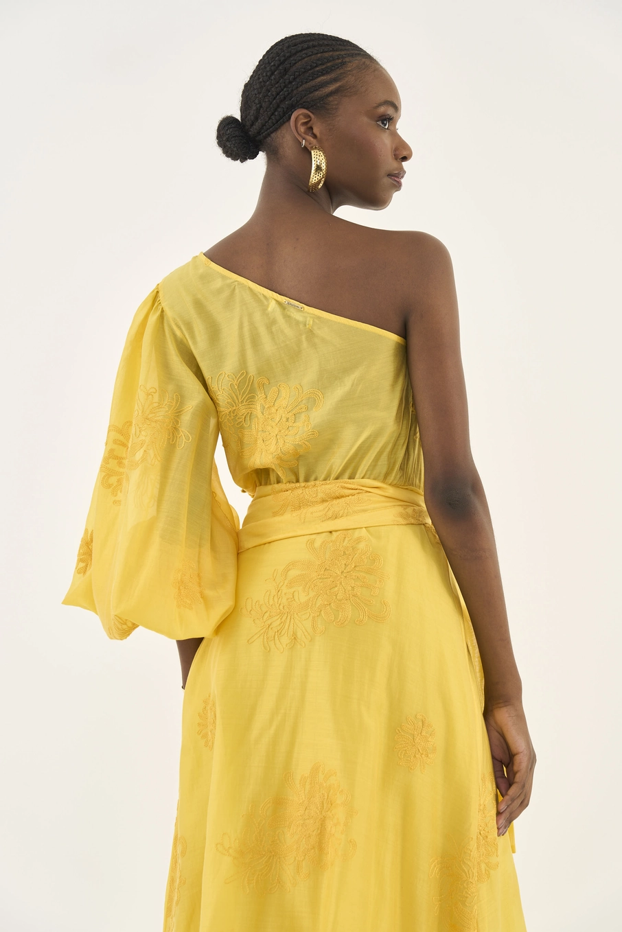 Vestido Uma Manga Bufante Com Detalhe Bordado Amarelo