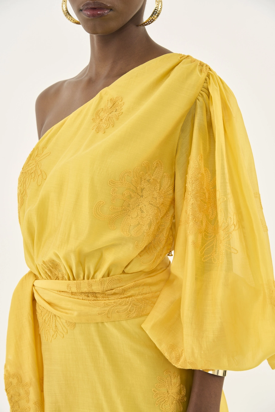 Vestido Uma Manga Bufante Com Detalhe Bordado Amarelo